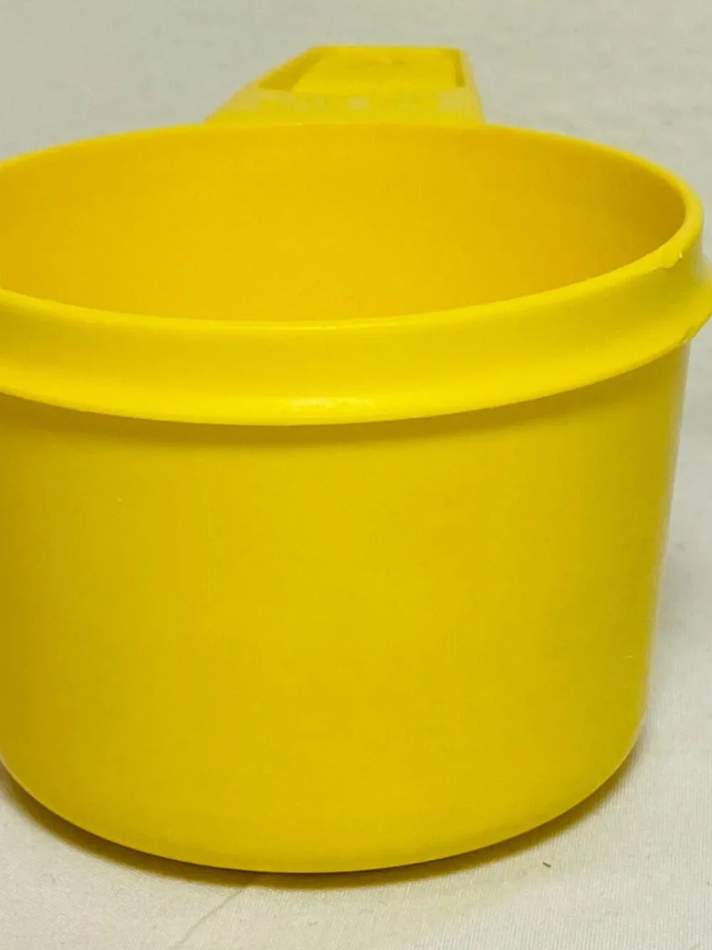 VNTG Tupperware Canary/Sunshine Yellow 3/4 Cup Measure, VGUC